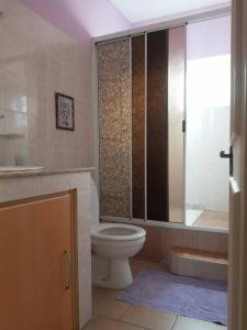 Ένα μπάνιο στο Sunshine Luxurious Villa:4 mins walk from beach