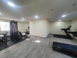 杜哈的住宿－Terminal Inn Airport Hotel & Apartment，一间健身房,里面配有跑步机和机器