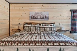 um quarto com uma cama e uma parede de madeira em Lake Village Lodge em Coeur d'Alene