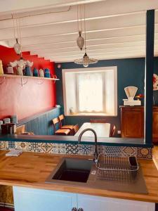 cocina con fregadero y encimera en Jolie maison à la campagne « Chez Germaine » en Digosville