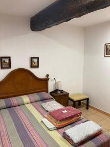 um quarto com uma cama com uma mala em Casa San Antonio em Albarracín