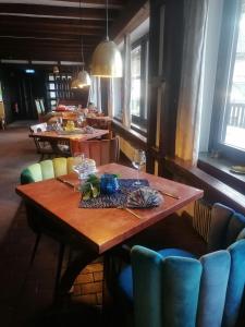 ein Esszimmer mit Tischen und Stühlen in einem Restaurant in der Unterkunft Hotel-Restaurant Rebstock in Vogtsburg