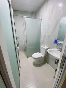 a bathroom with a toilet and a sink and a shower at Thanh Thảo Hotel - 57/4 Lê Quang Qịnh, Q. Bình Thạnh - by Bay Luxury in Ho Chi Minh City