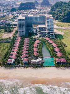 eine Luftansicht eines Resorts am Strand in der Unterkunft KOI Resort & Residence Da Nang in Đà Nẵng