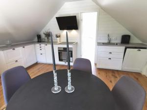 uma mesa com dois castiçais na cozinha em Årsta strand em Estocolmo