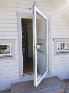 uma porta aberta ao lado de uma casa em Årsta strand em Estocolmo