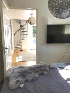 - un salon avec un lit et un tapis en fourrure dans l'établissement Årsta strand, à Stockholm