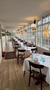 Den Gamle Grænsekro Inn في كريستانسفيلد: صف من الطاولات والكراسي في المطعم