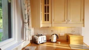 eine Küchenarbeitsplatte mit einem Toaster und einem Toaster in der Unterkunft Rowden Mill Station in Bromyard