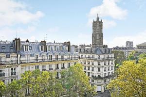 Nespecifikovaný výhled na destinaci Paříž nebo výhled na město při pohledu z apartmánu