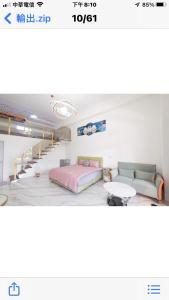 Habitación con cama, sofá y escaleras en Bald Cypress B&B en Lung-mu-ching