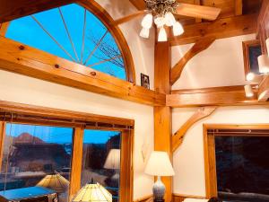 a room with two windows and a ceiling at Patagonia Home in Shimoda