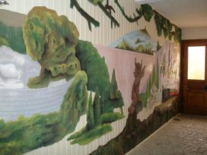 ein Wandbild an der Wand eines Zimmers mit Bäumen in der Unterkunft Cosy and comfortable holiday home in the Harz region in Thale