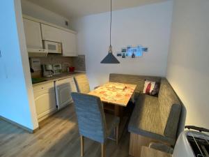 eine Küche mit einem Tisch und Stühlen im Zimmer in der Unterkunft Ferienwohnung von Damm in Bad Harzburg