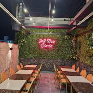 un restaurant avec des tables et un panneau indiquant que le chien chicago fait bouillir dans l'établissement Hound Hotel Mokpo Peace Plaza, à Mokpo