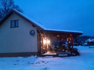 une cabine éclairée dans la neige dans l'établissement Majcia, à Jelenia Góra