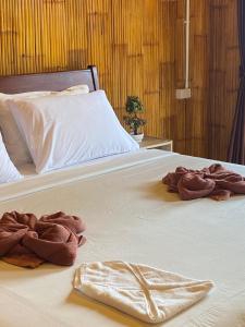 Lanta Wild Beach Resort tesisinde bir odada yatak veya yataklar