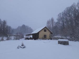 une grange dans un champ recouvert de neige dans l'établissement Majcia, à Jelenia Góra