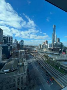uitzicht op een stad met een straat en gebouwen bij Exclusive Suite CBD Riverviews - ParkingOnsite in Melbourne
