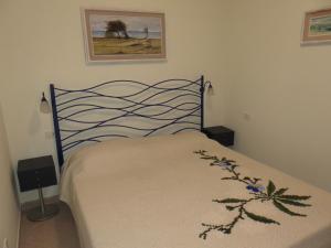een slaapkamer met een bed met een zwart hoofdeinde bij Gli Oleandri in Capoliveri