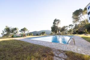 Bazén v ubytování Preciosa casa en Sa Tuna nebo v jeho okolí