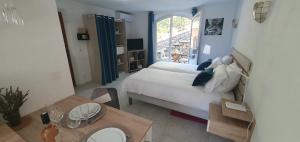 Postel nebo postele na pokoji v ubytování Studio 30 M² avec piscine et vue exceptionnelle