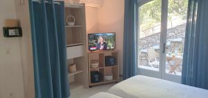 TV a/nebo společenská místnost v ubytování Studio 30 M² avec piscine et vue exceptionnelle