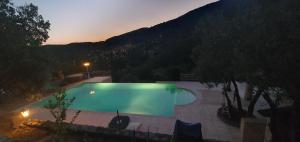 Bazén v ubytování Studio 30 M² avec piscine et vue exceptionnelle nebo v jeho okolí