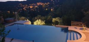 Bazén v ubytování Studio 30 M² avec piscine et vue exceptionnelle nebo v jeho okolí