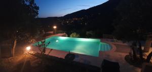 Bazén v ubytování Studio 30 M² avec piscine et vue exceptionnelle nebo v jeho okolí