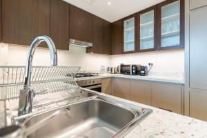 Kuchyň nebo kuchyňský kout v ubytování LUXFolio Retreats - BLVD Heights T2 - Vibrant City Views