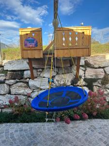 un baño de aves y un alimentador de aves en un jardín en Appartementhaus Alma, en Haus im Ennstal