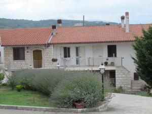 ein großes weißes Haus mit rotem Dach in der Unterkunft B&b Il Gheppio in Campolattaro