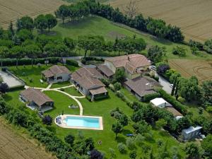 una vista aérea de una casa con piscina en Inviting cottage in Marsciano with private terrace, en Marsciano