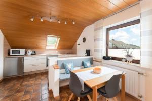 a kitchen and dining room in a tiny house at Am Pön - Ferienwohnungen in Medebach