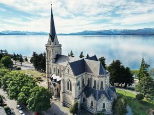 - une vue aérienne sur une église sur un lac dans l'établissement Refugio acogedor con parking, à San Carlos de Bariloche
