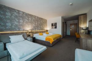 Ένα ή περισσότερα κρεβάτια σε δωμάτιο στο Rodinný Hotel Hubert High Tatras