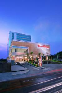 budynek z znakiem na boku w obiekcie The Alana Hotel & Convention Center Solo by ASTON w mieście Surakarta