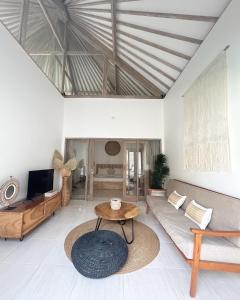 a living room with a couch and a table at Mimpi Villa - Gili Air in Gili Air