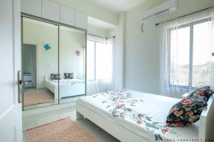 Chic 3 Bedroom Spacious Flat - ECR tesisinde bir odada yatak veya yataklar