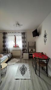 Televízia a/alebo spoločenská miestnosť v ubytovaní Apartamenty Cichy Kącik