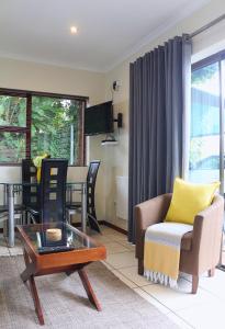 sala de estar con sofá y mesa en Tyger Classique Self-Catering Cape Town, Tyger Valley, en Bellville