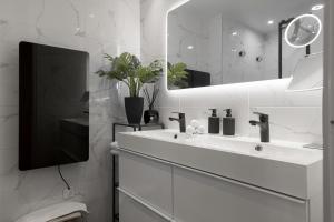 Ванна кімната в L'élégant Maubourg - Next Hotel Martinez -Terrasse
