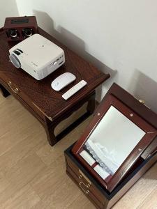 Postel nebo postele na pokoji v ubytování Gilgaon Hanok Stay