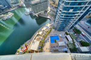 eine Luftansicht auf einen Fluss mit hohen Gebäuden in der Unterkunft Contemporary One Bedroom with Full Marina View in Dubai