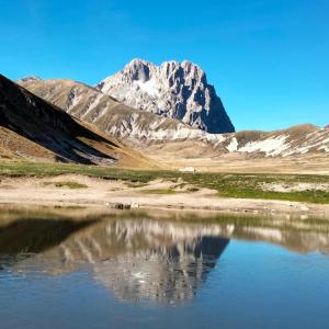 una montaña reflejada en un cuerpo de agua en B&B Le Ginestre, en Castelli