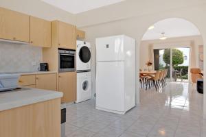 Kuchyň nebo kuchyňský kout v ubytování Phaedrus Living: Coral Bay Luxury Villa