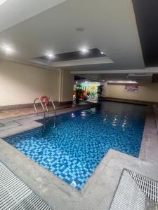 una gran piscina en una habitación de hotel en Homes at Bay Area Suites by SMS Hospitality en Manila