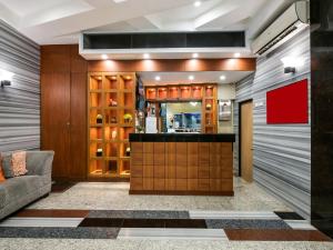 een lobby met een bar en een bank bij Homes at Bay Area Suites by SMS Hospitality in Manilla