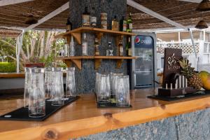 un bar con vasos y botellas en un mostrador en Turquoise Beach Hotel en Sharm El Sheikh